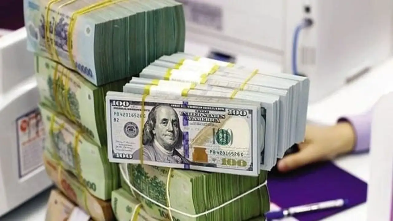 الدولار الأمريكي يصل لأعلى مستوى في عام بعد ارتفاع حاد اليوم.